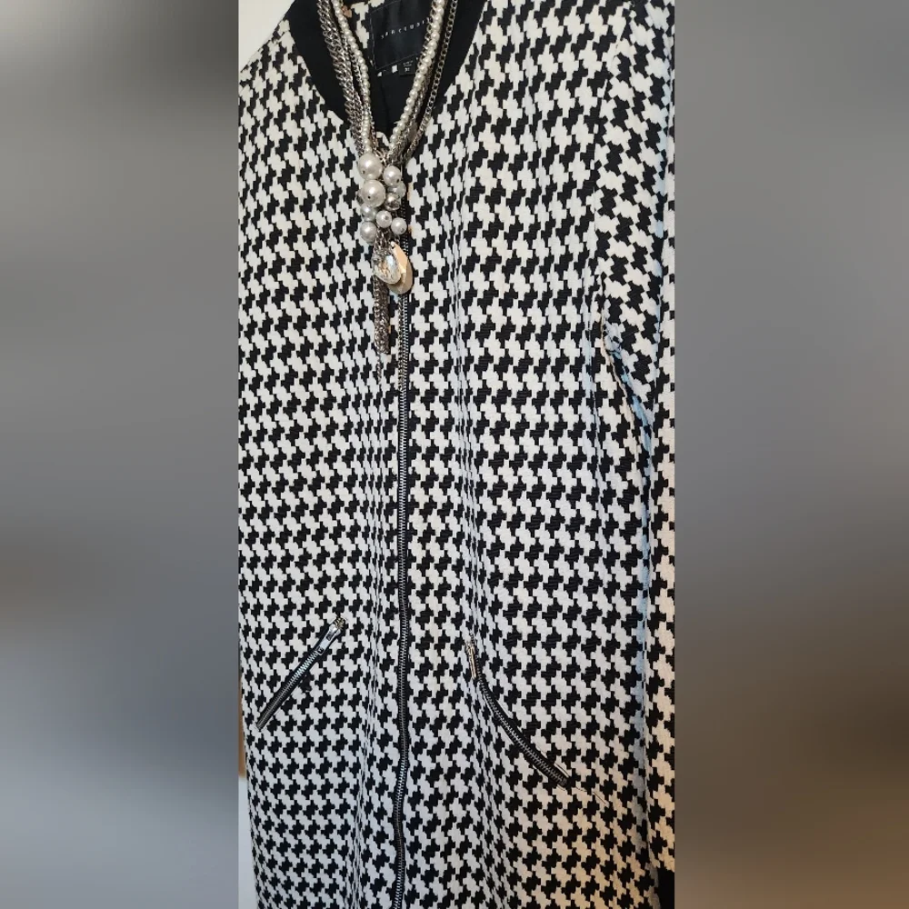 Stylish Black and White Houndstooth Women's Coat With Coordinating Necklacd - Picture 2 of 5